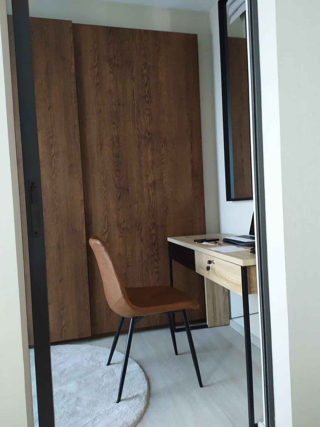 Warm wood-panelled 1BR with work desk — Life One Wireless photo 1