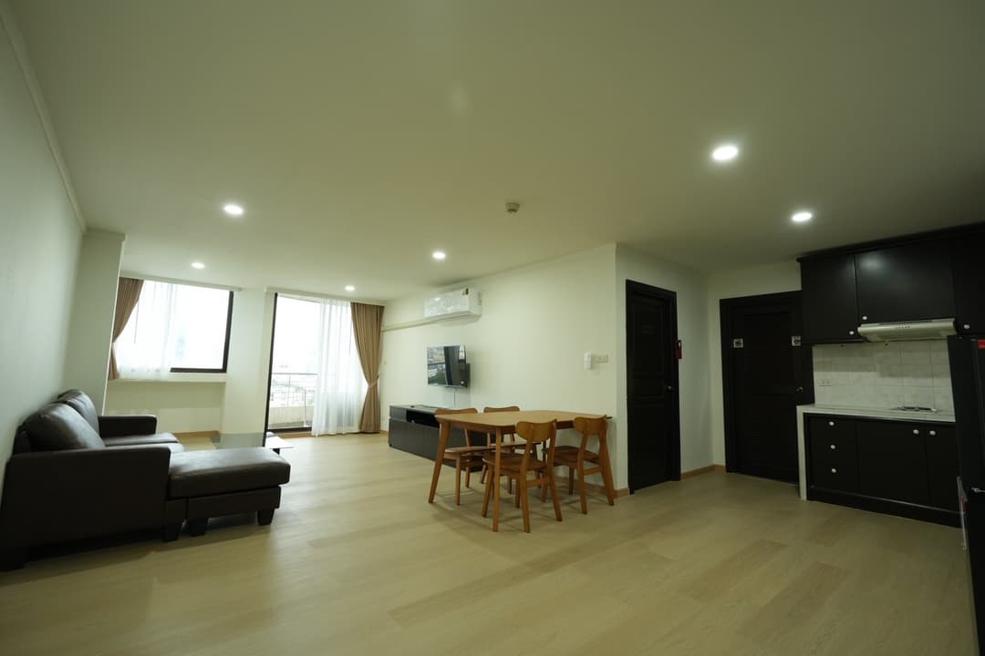 Supalai Place Sukhumvit 39: 76 sqm 1BR with open living hall photo 1