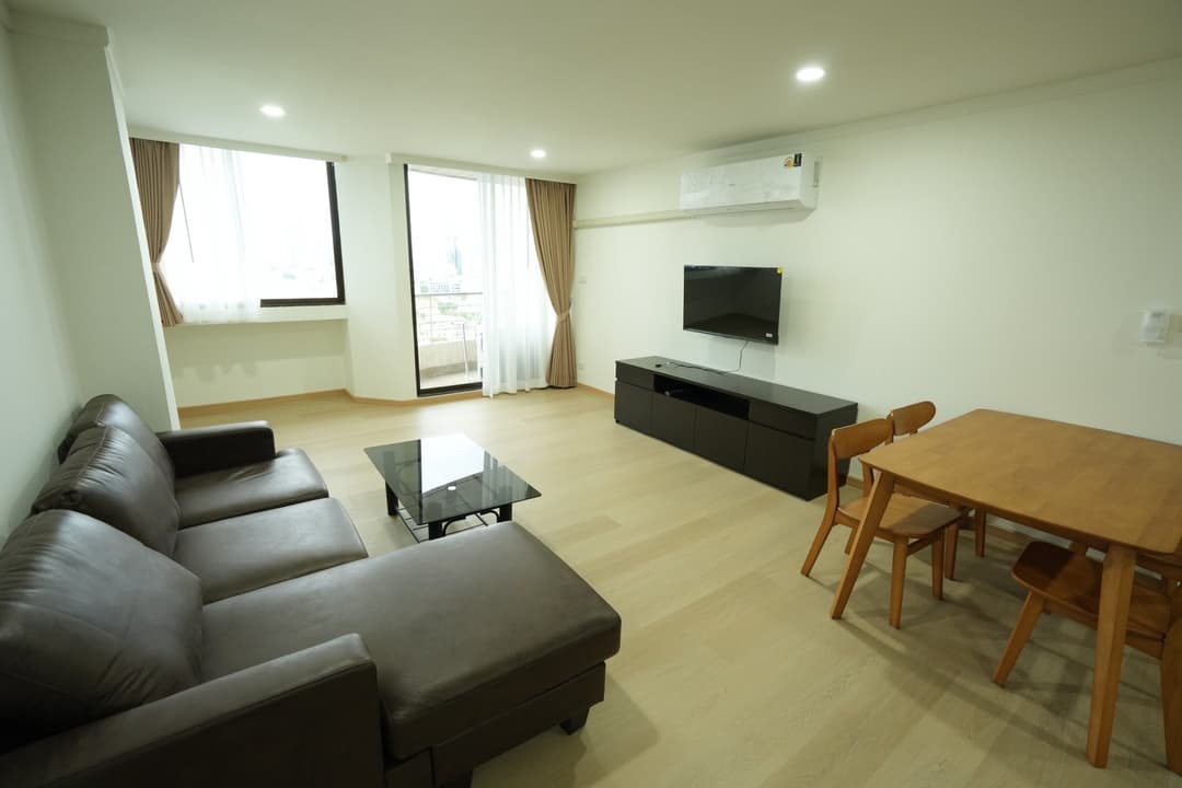 Supalai Place Sukhumvit 39: 76 sqm 1BR with open living hall photo 1