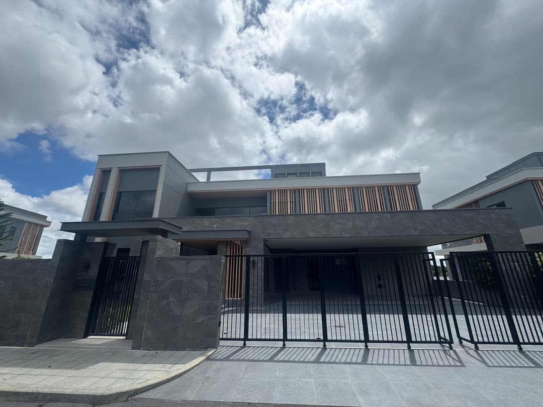Lakefront 5BR villa with double-height glass — Lake Legend photo 1
