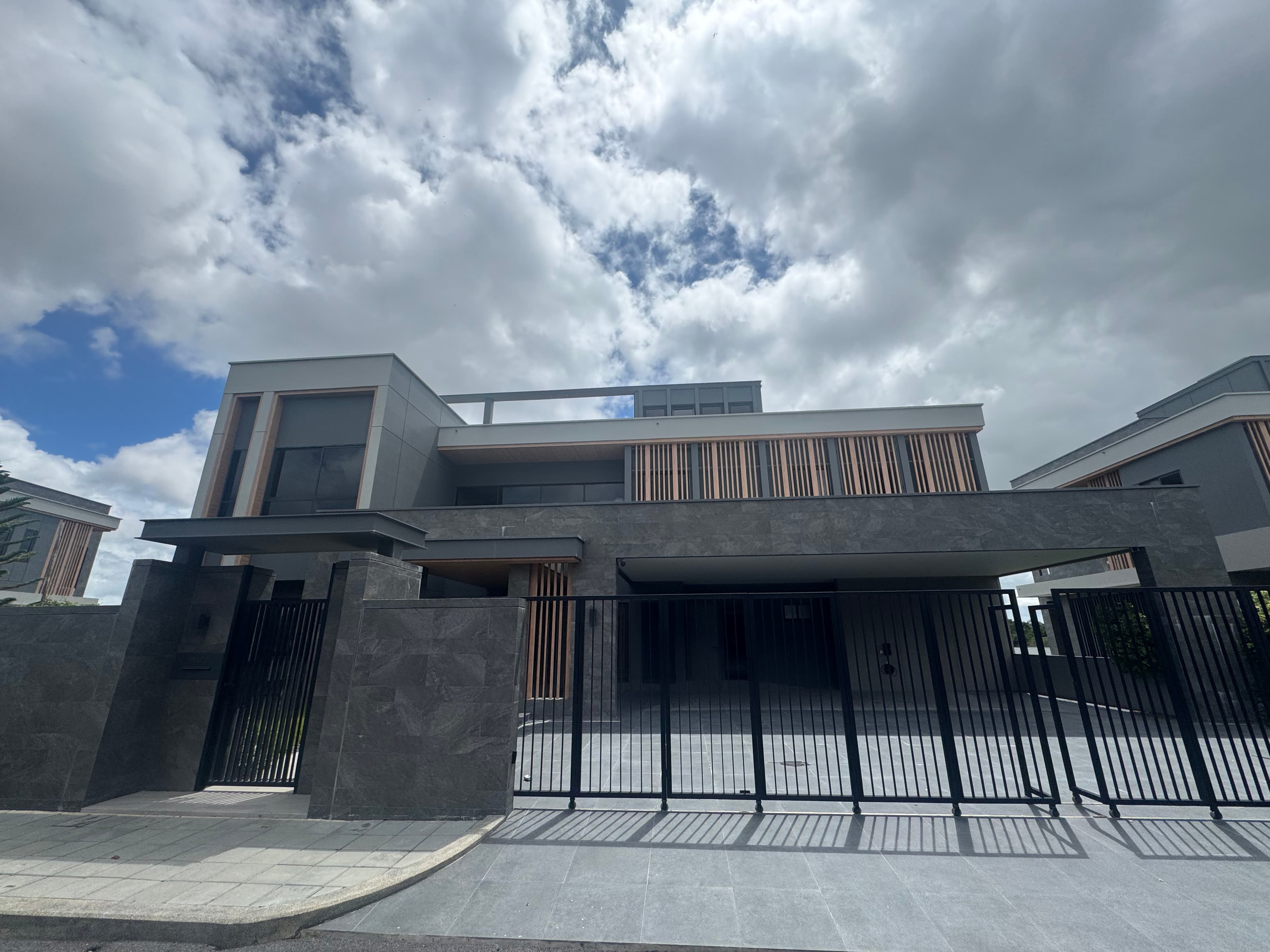 Lakefront 5BR villa with double-height glass — Lake Legend