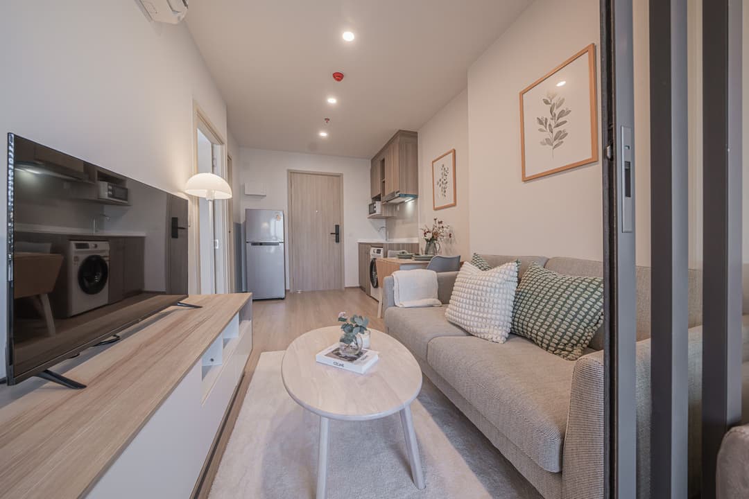 Life Rama4 Asoke: bright 1BR Plus with glass-walled bedroom photo 1