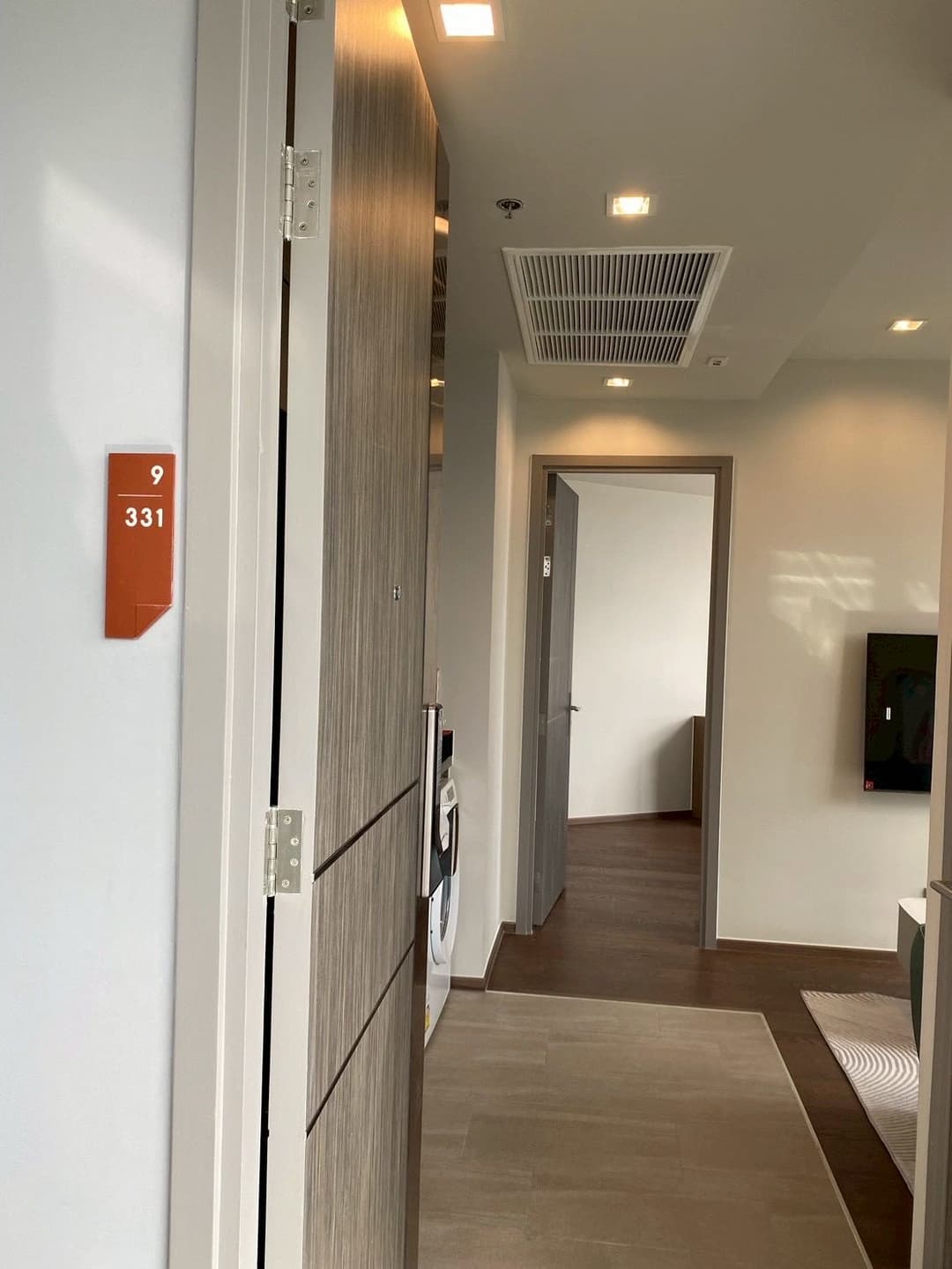 Floor-to-ceiling city view, furnished 1BR — IDEO Q Victory photo 1