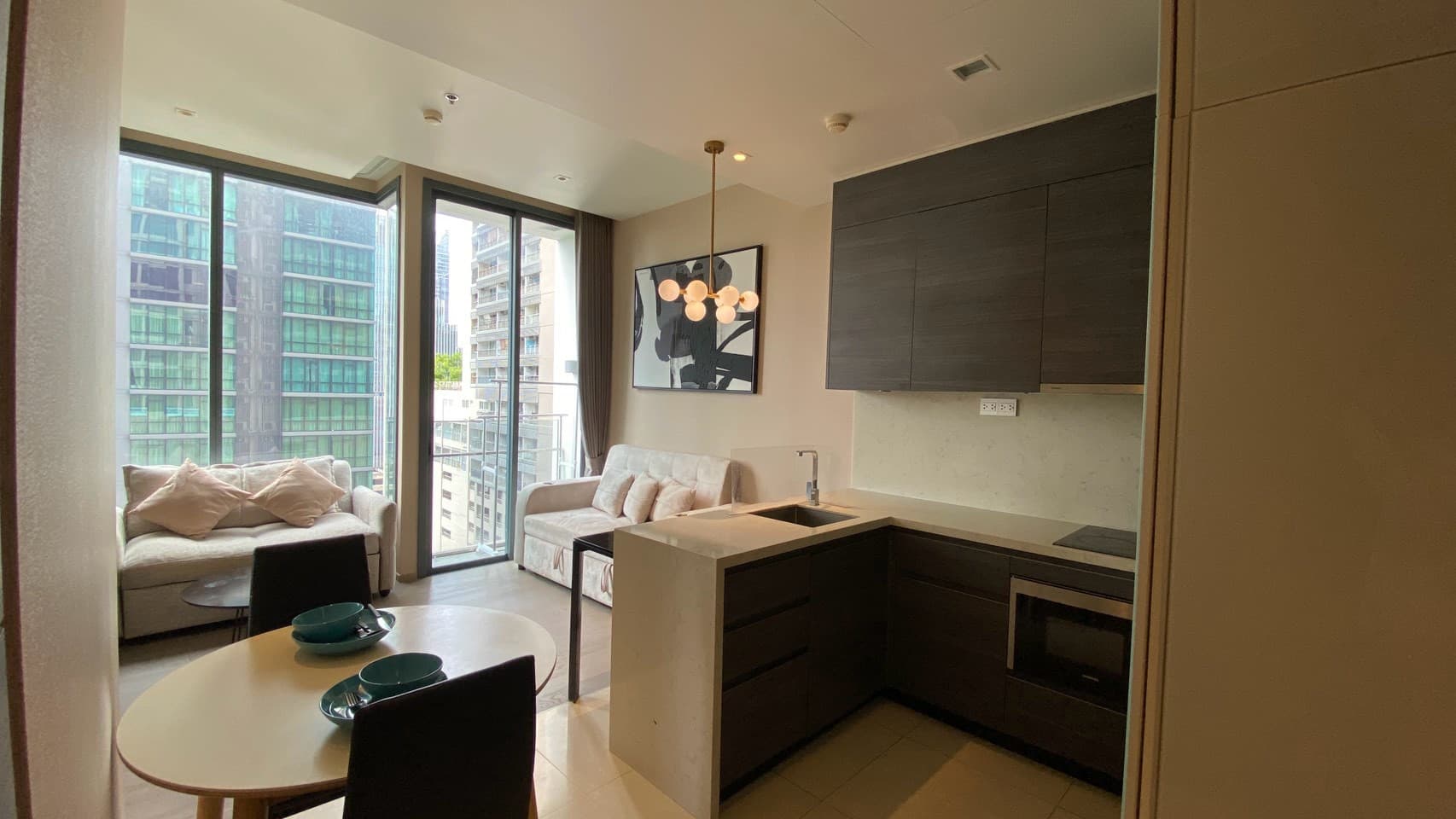 Open peninsula kitchen, skyline glass — The Esse Asoke