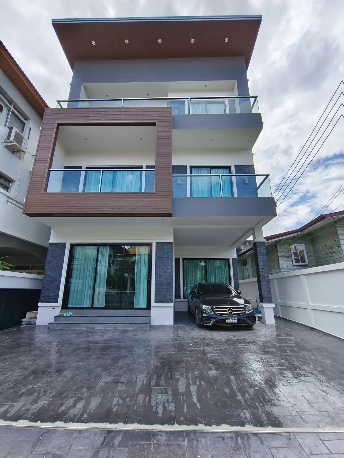 Home Ekkamai