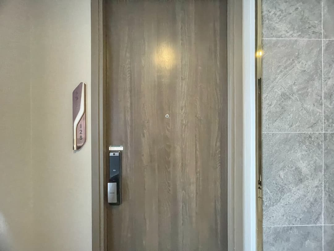 Private balcony, city outlook — Park Origin Thonglor photo 1