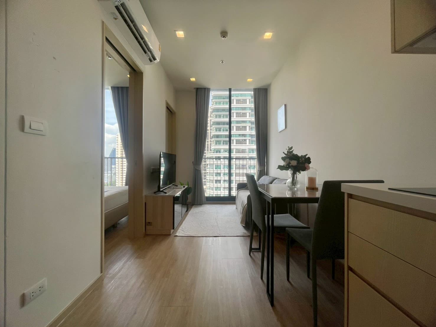 furnished high-floor 1BR with skyline views