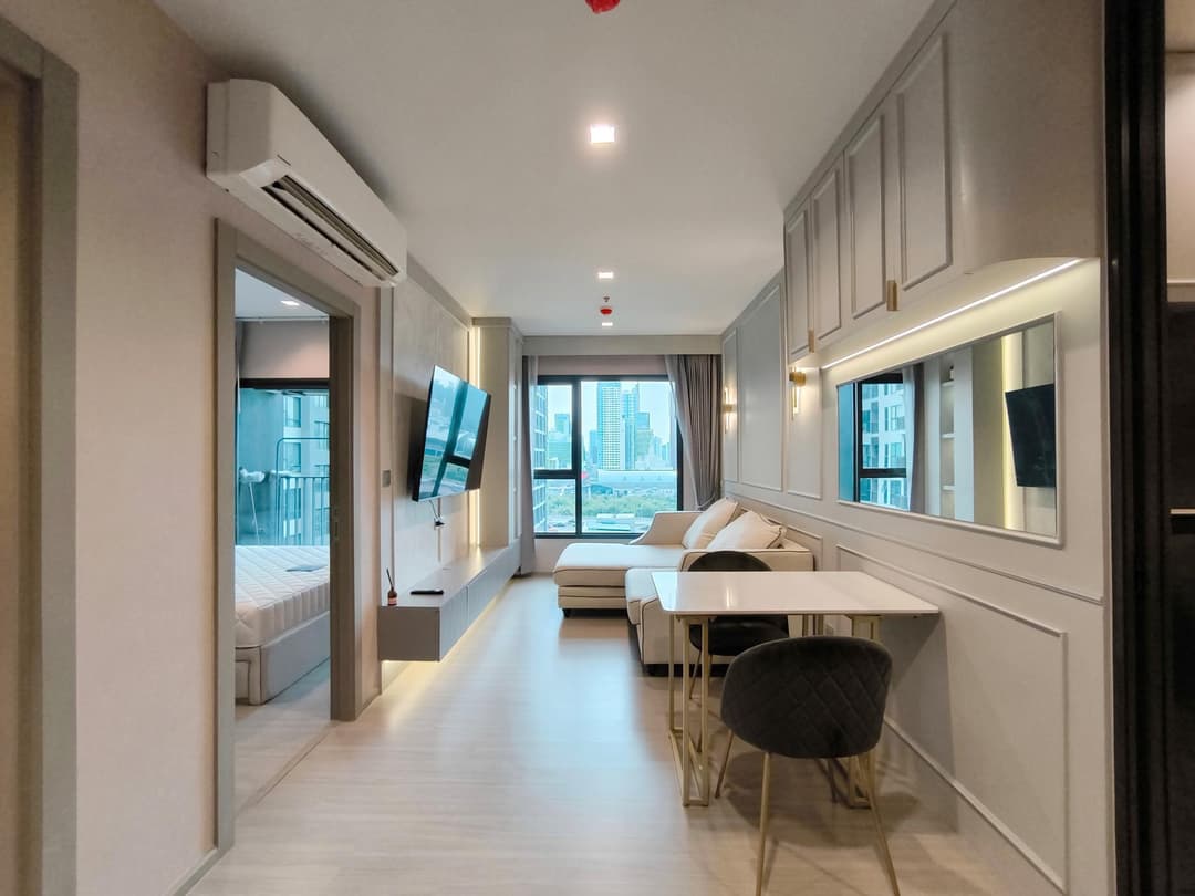 Cream-panelled 1BR with skyline view — Life Asoke Rama9 photo 1