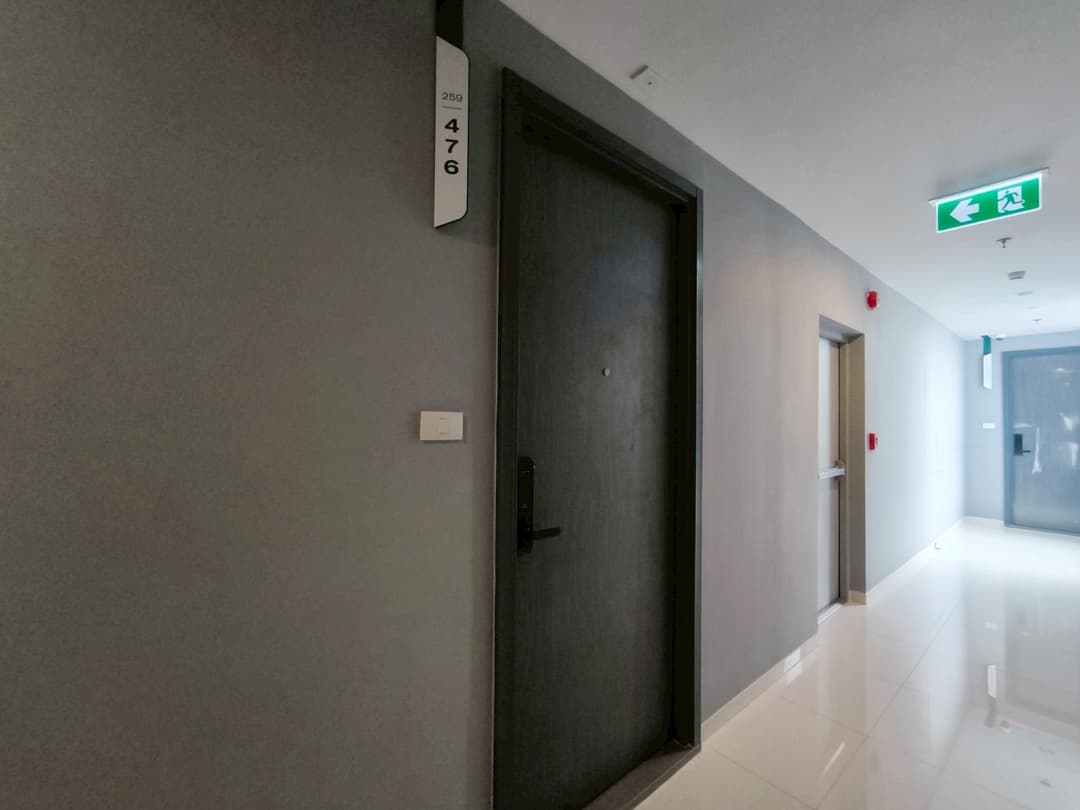 Corner windows and a work desk, high floor — XT Ekkamai photo 1