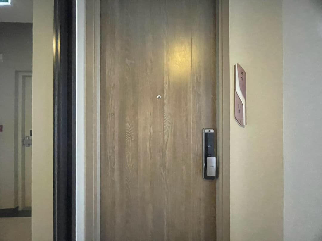Modern dark-tone 1BR, treetop balcony — Park Origin Thonglor photo 1