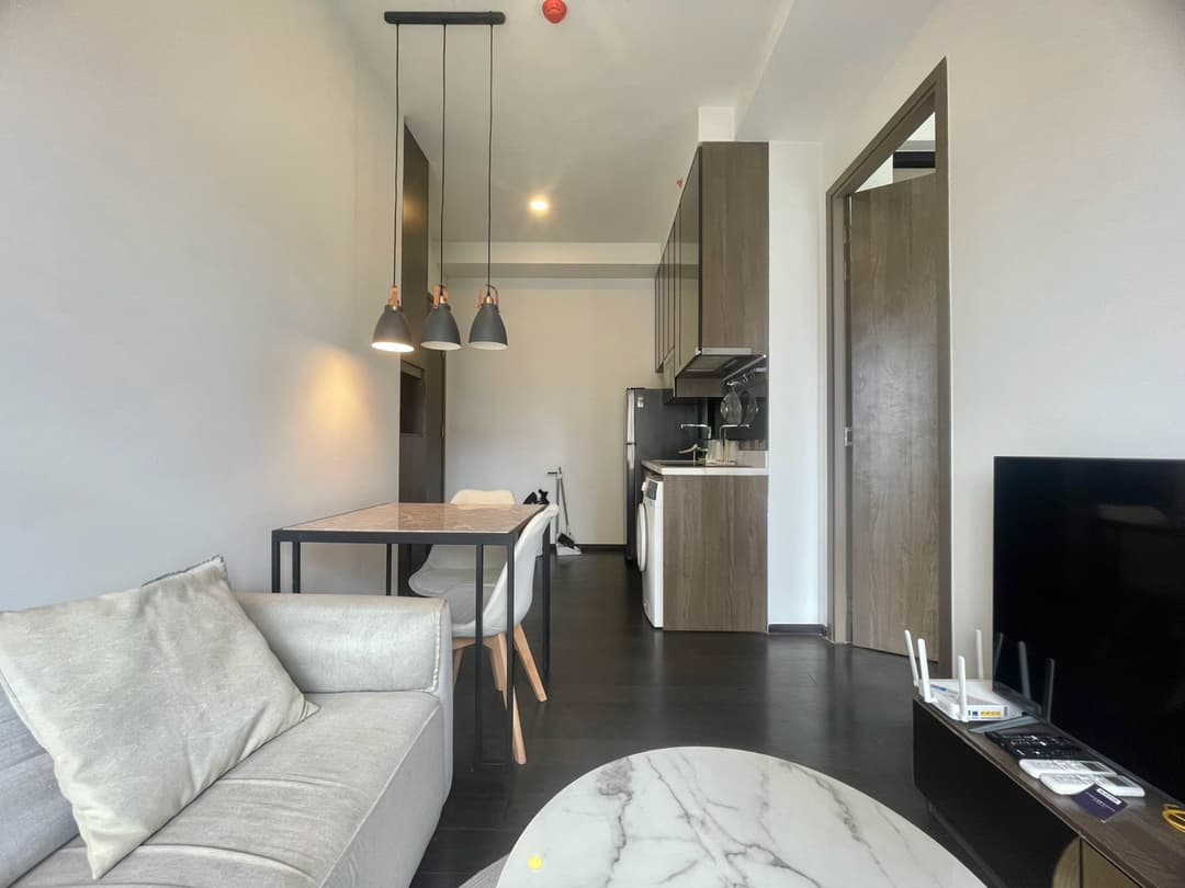 Modern dark-tone 1BR, treetop balcony — Park Origin Thonglor photo 1