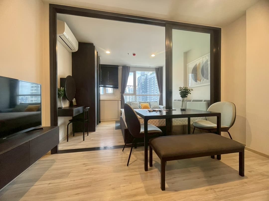 High-floor studio with open skyline balcony — XT Huaikhwang photo 1