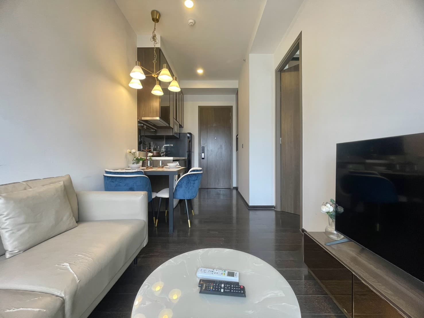 Art-styled 1BR with designer sofa — Park Origin Thonglor