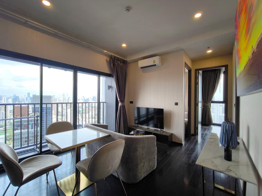 Dark-wood designer 2BR with bathtub — Park Origin Thonglor photo 1