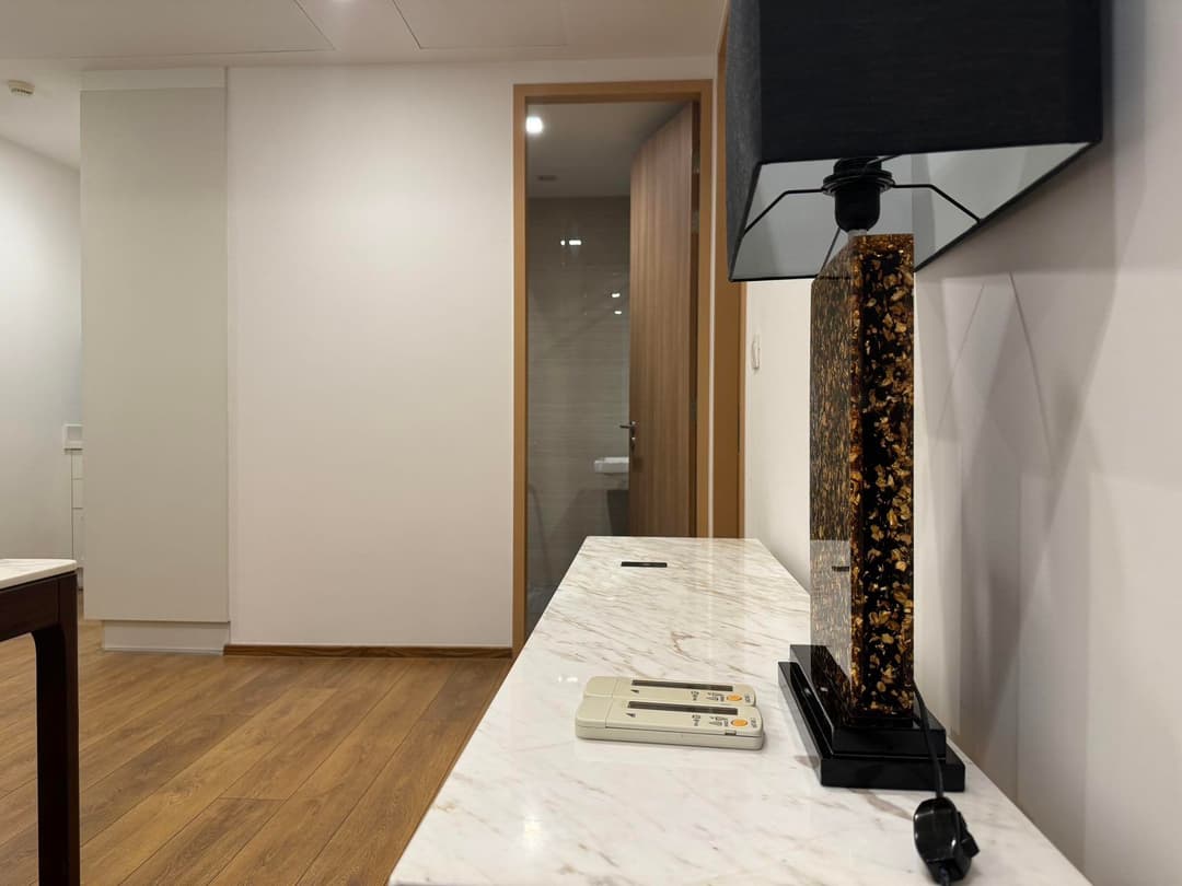 Designer-furnished 2BR in warm oak and marble — Noble BE33 photo 1