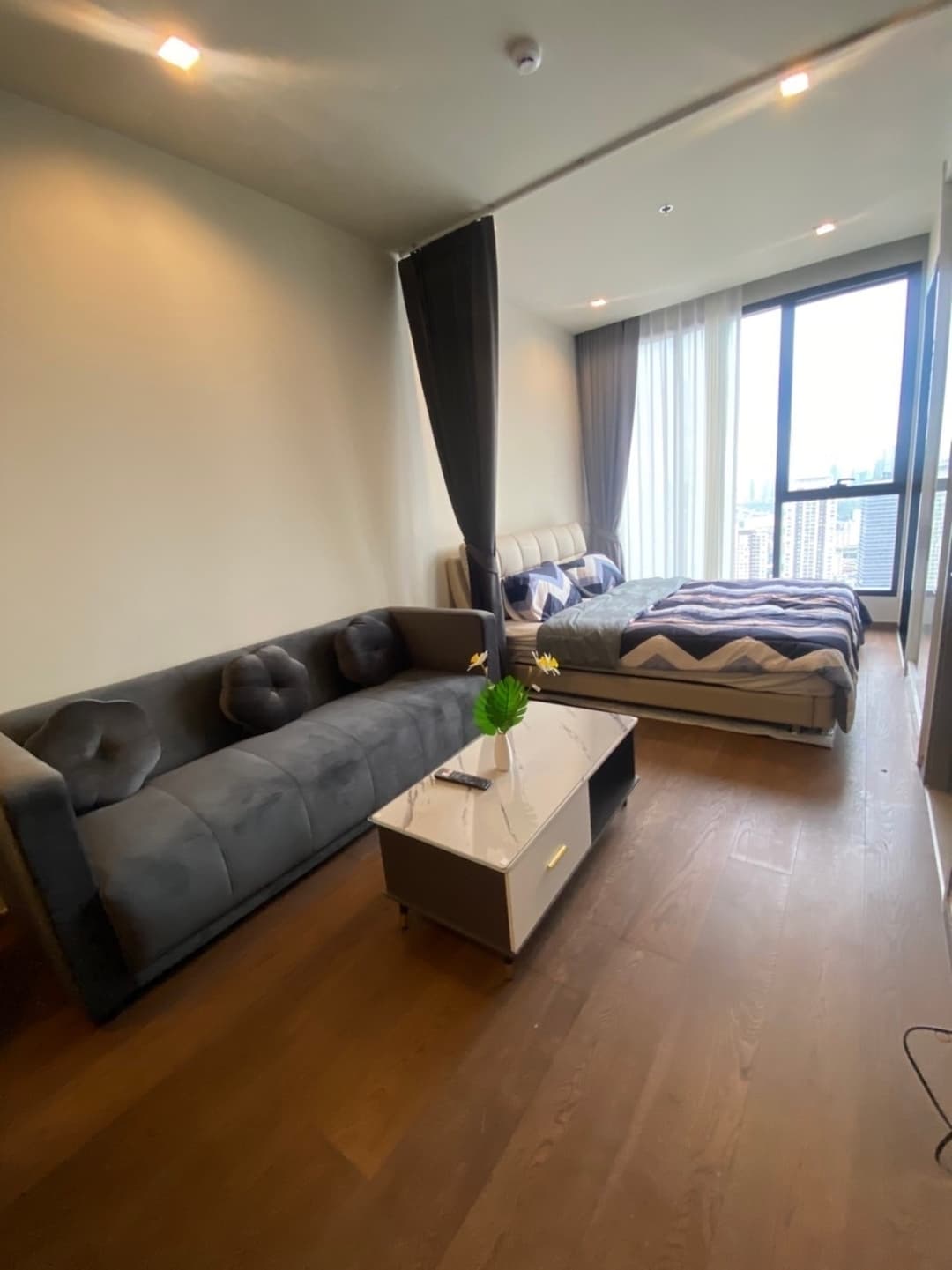 High-floor open-plan 1BR with city view — IDEO Q Victory photo 1