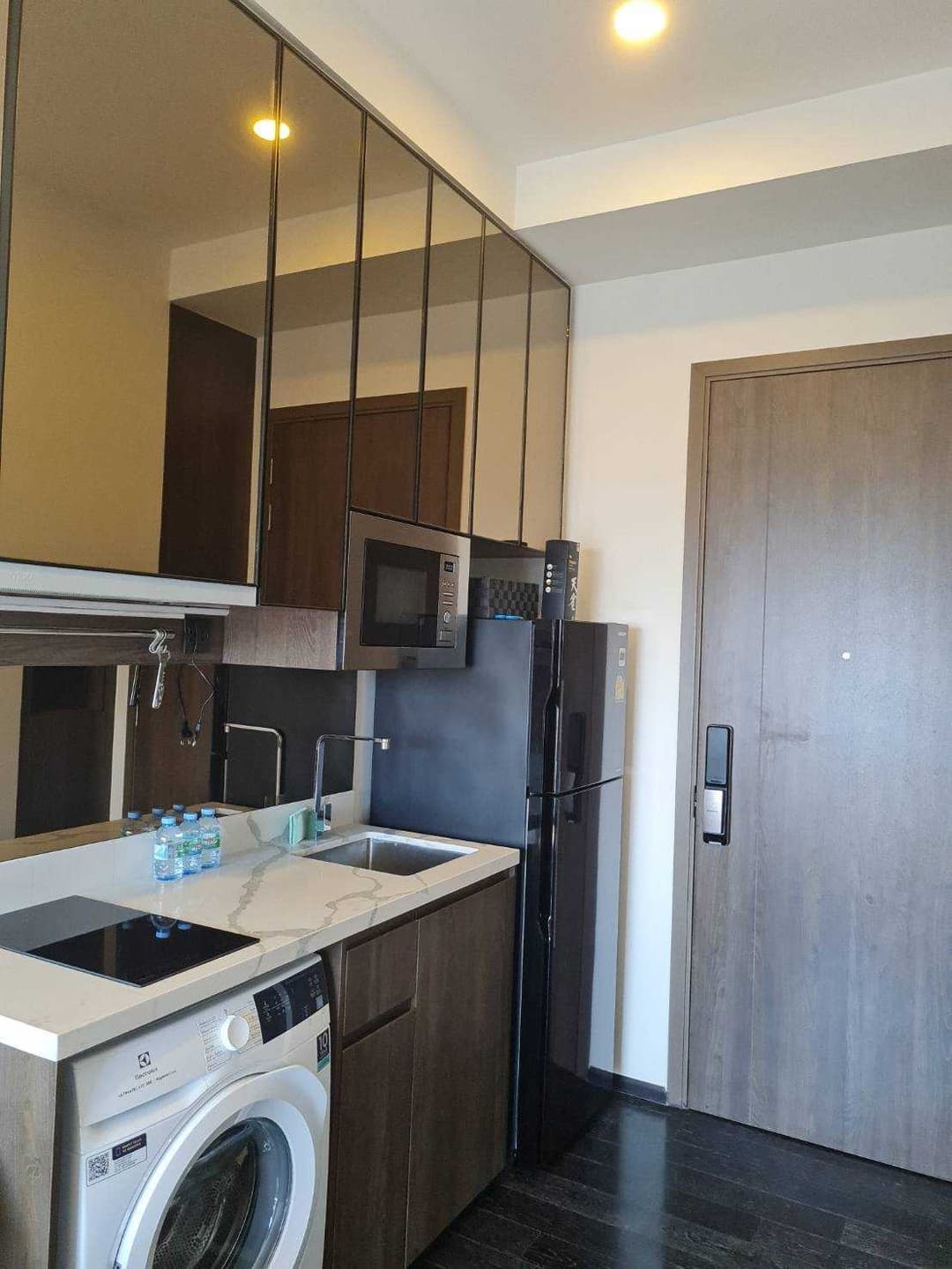Park Origin Thonglor: walnut kitchen, high-floor balcony photo 1