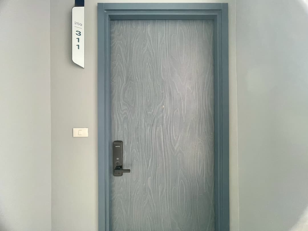Cobalt-blue designer kitchen, 2 bedrooms — XT Ekkamai photo 1