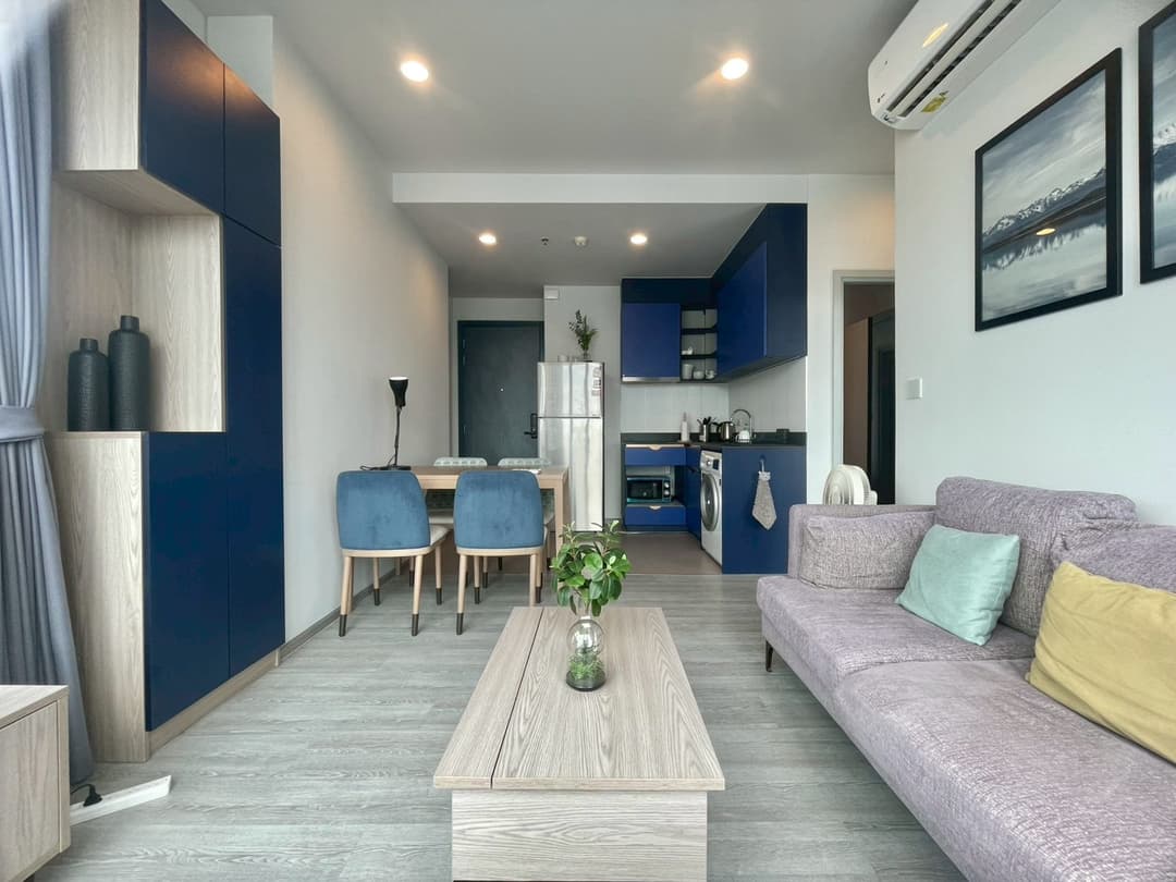Cobalt-blue designer kitchen, 2 bedrooms — XT Ekkamai photo 1