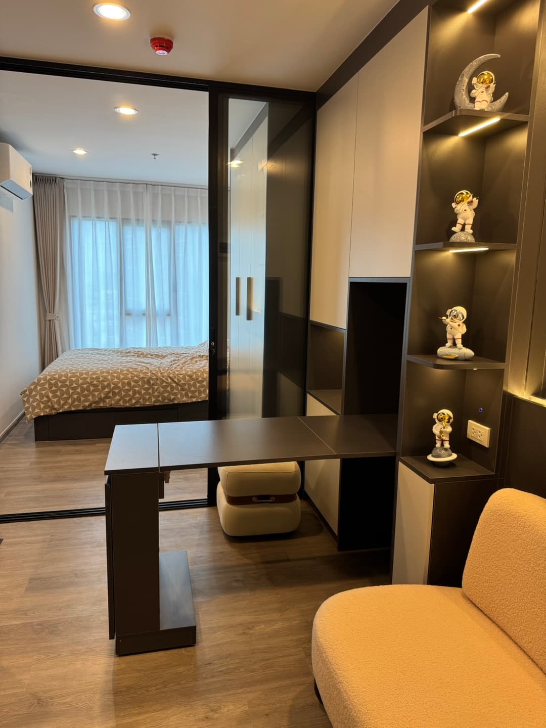 Regent Home Wutthakat: fitted studio, glass-divided bed nook photo 1
