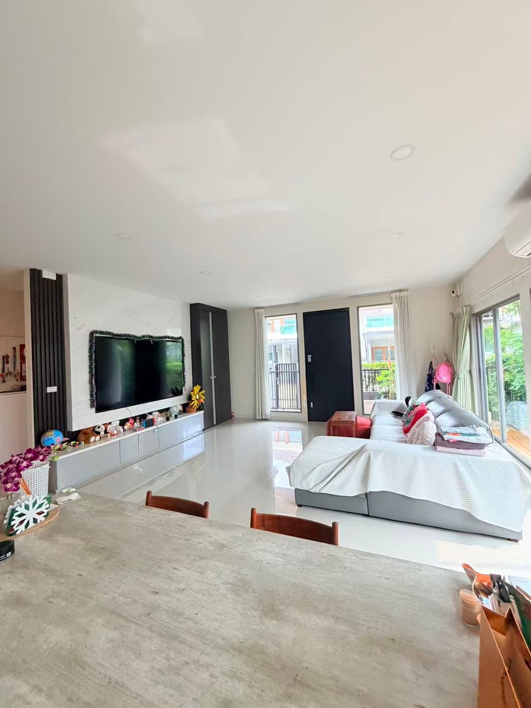 Bright dual-aspect master, 4-bed house at Perfect Place R9 photo 1